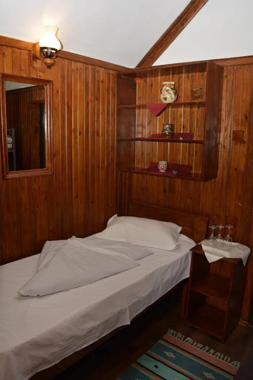 Cornul Vanatorului Bungalows Piteszti Zewnętrze zdjęcie